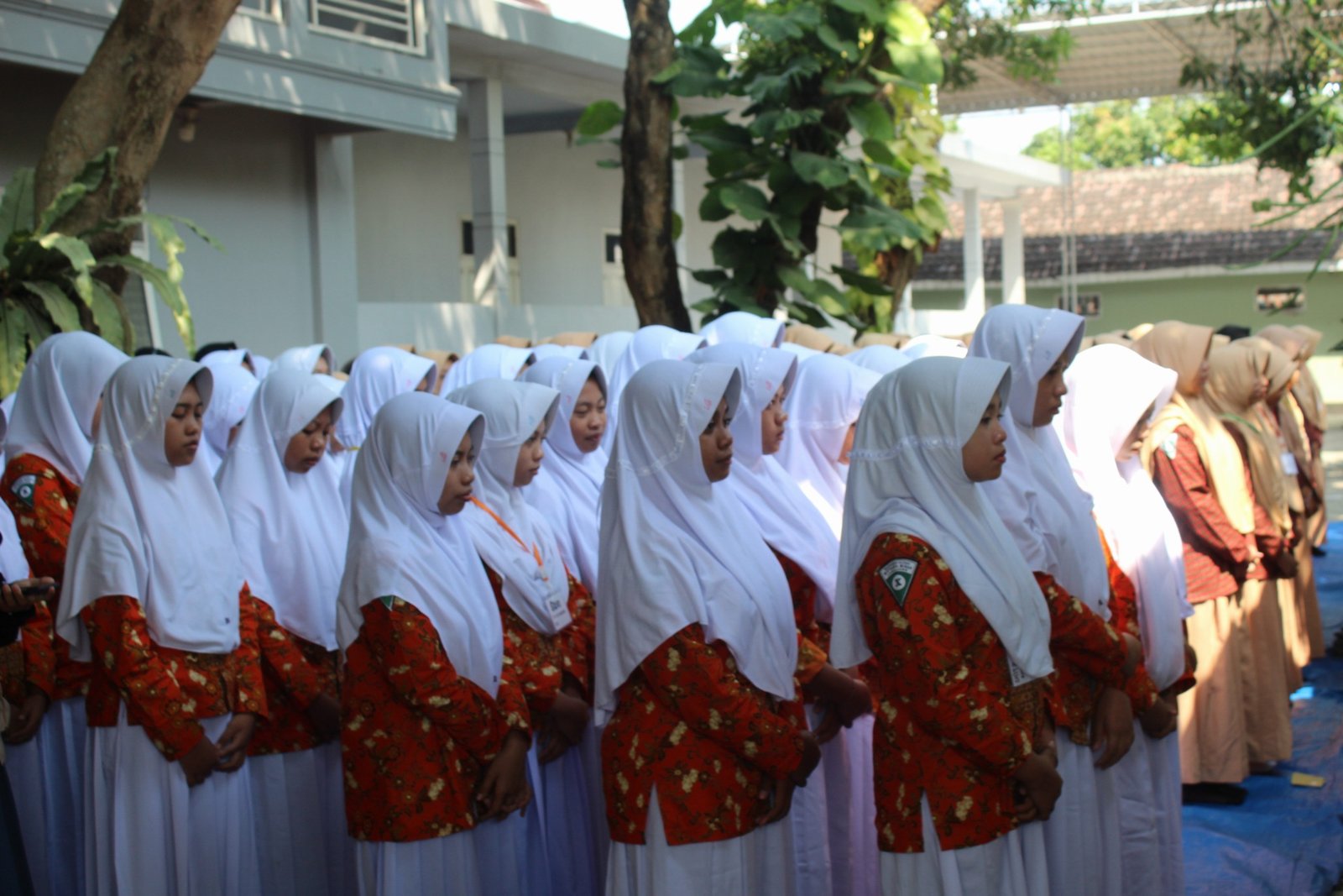 Berilmu, Berakhlak, Berprestasi.